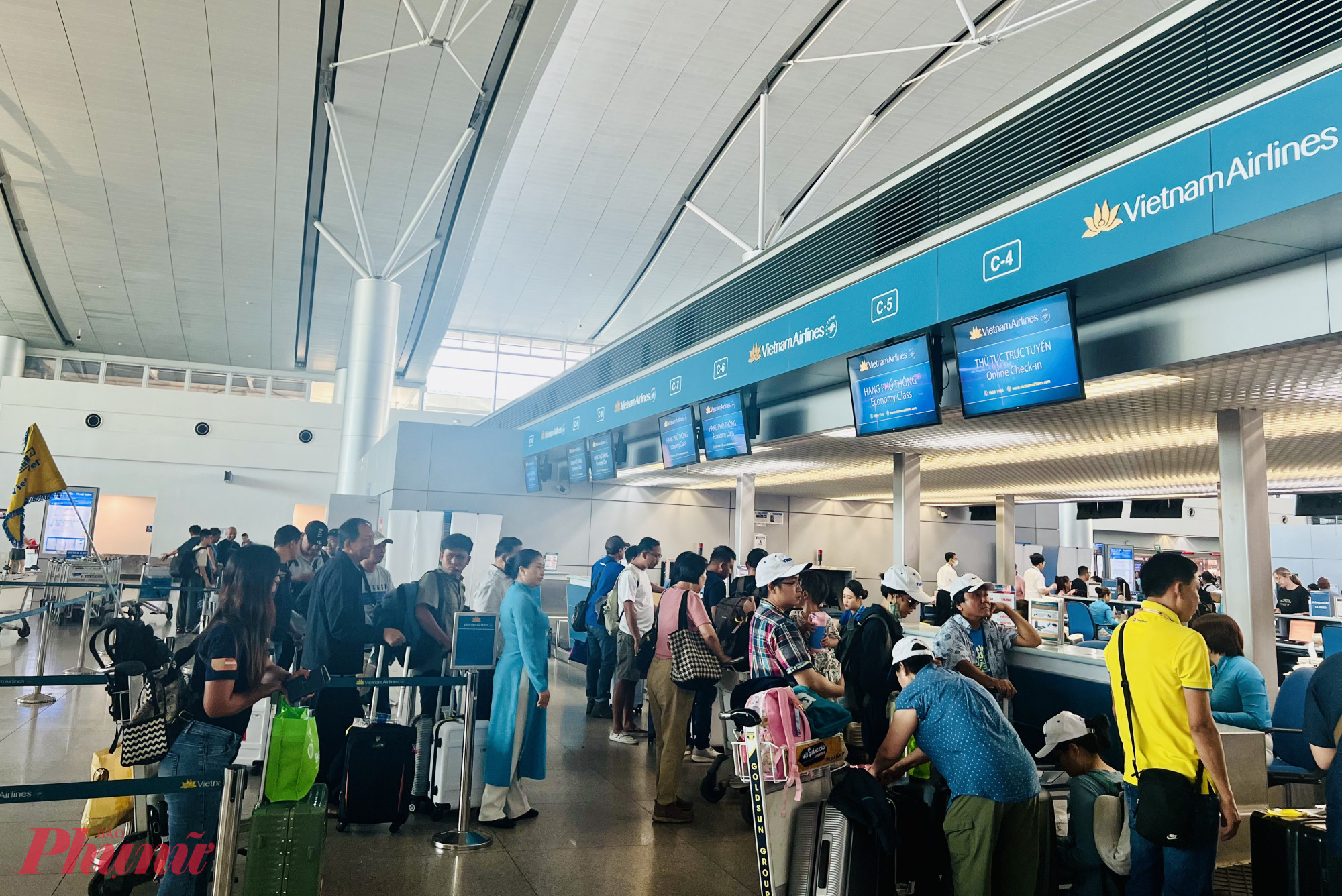 Khách bay làm thủ tục hàng không tại gia đi quốc tế Cảng HKQT Tân Sơn Nhất. Ảnh: Quốc Thái