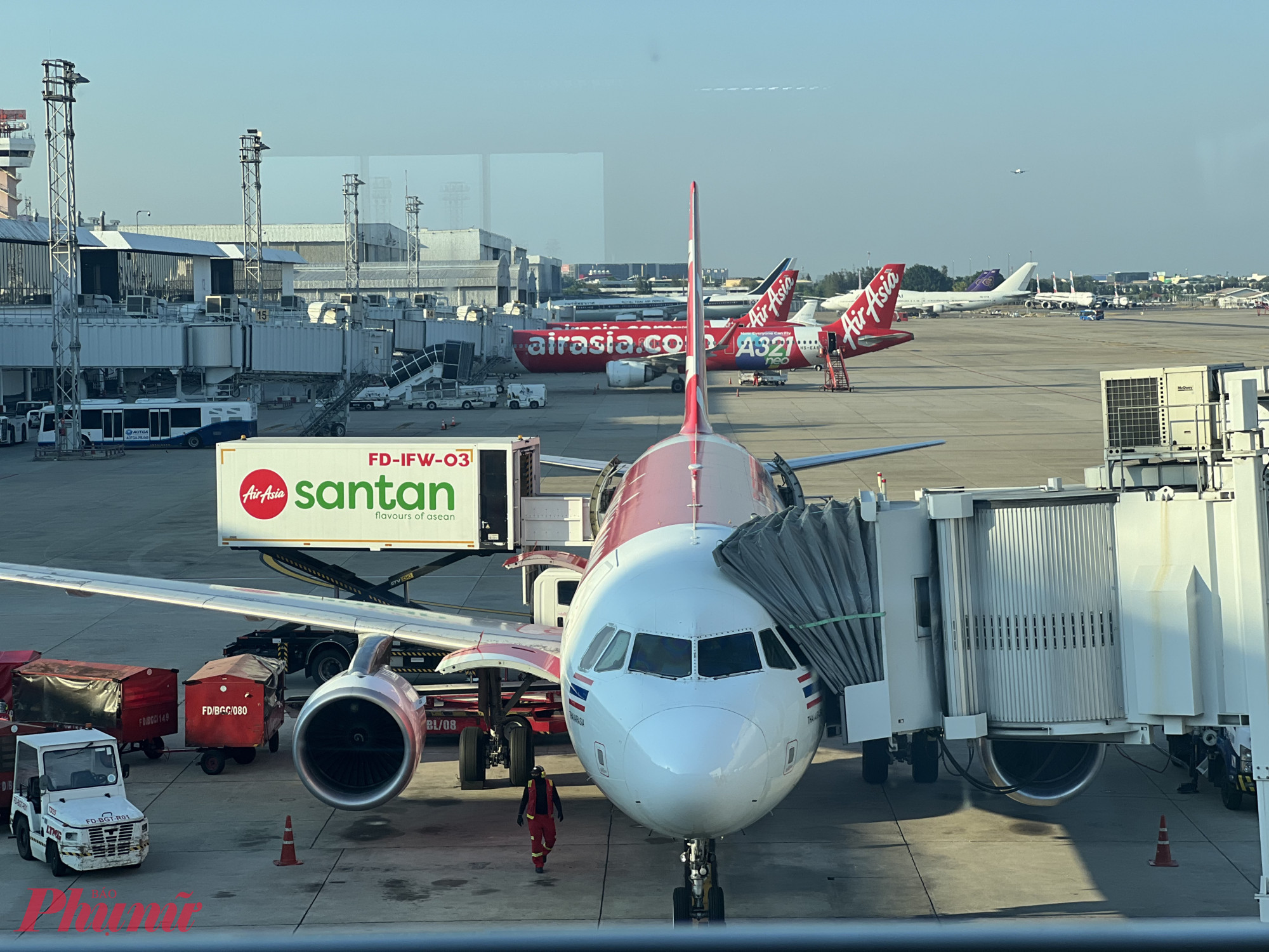 Khách trên chuyến bay từ Bangkok về TPHCM dịp nghỉ Lễ 30/4 năm 2025. Ảnh: Quốc Thái