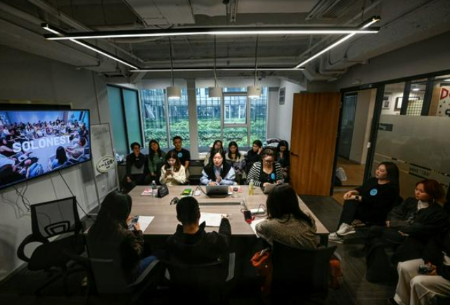 Người sáng lập SoloNest Karen Dai (giữa) chia sẻ kinh nghiệm của mình với những người tham gia trong một cuộc trò chuyện cà phê