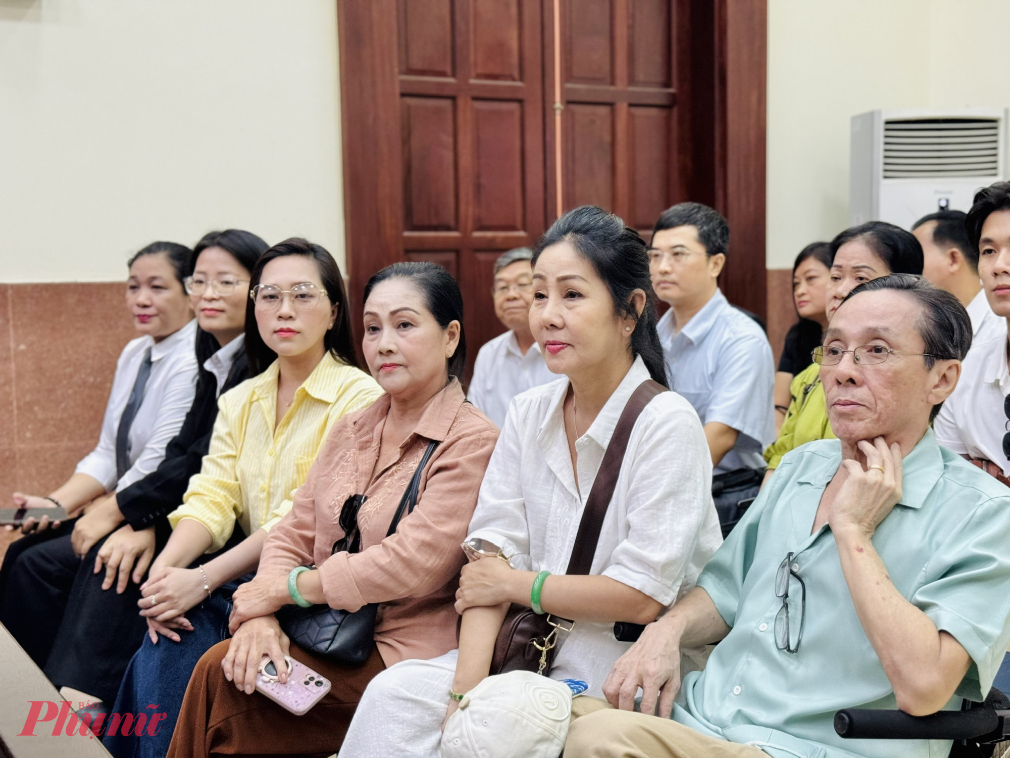 Bà Hồng Nhung (áo nâu) cùng con gái Hồng Phượng (áo vàng), ông 