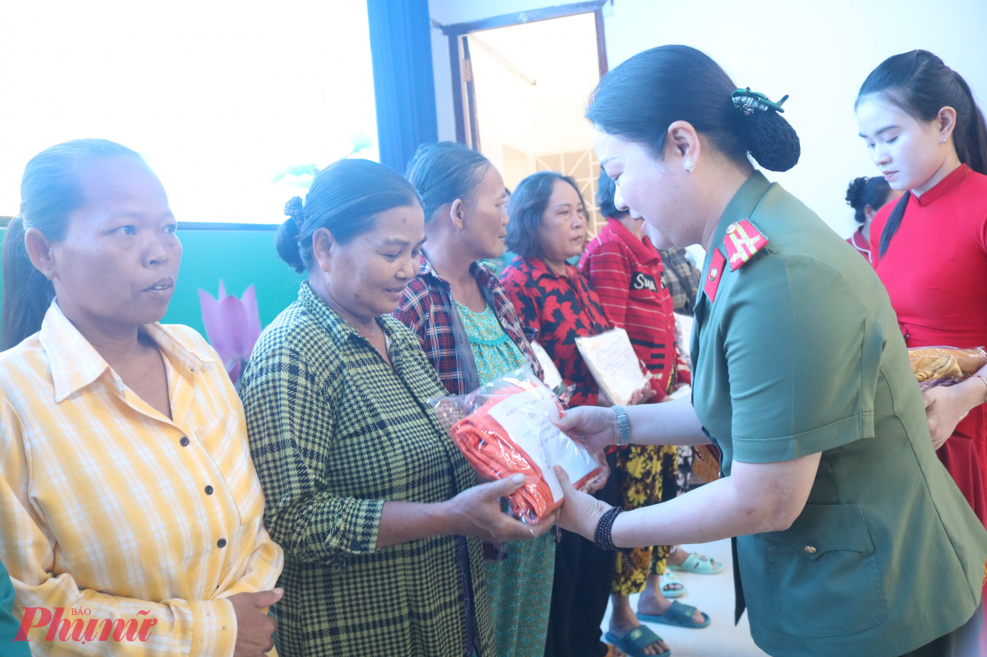 Thượng tá Đào Thị Thu Huyền – Phó trưởng Ban Phụ nữ Công an nhân dân –  đến dự chương trình, và trao áo dài cho các chị em có hoàn cảnh khó khăn - Ảnh: Mẫn Nhi