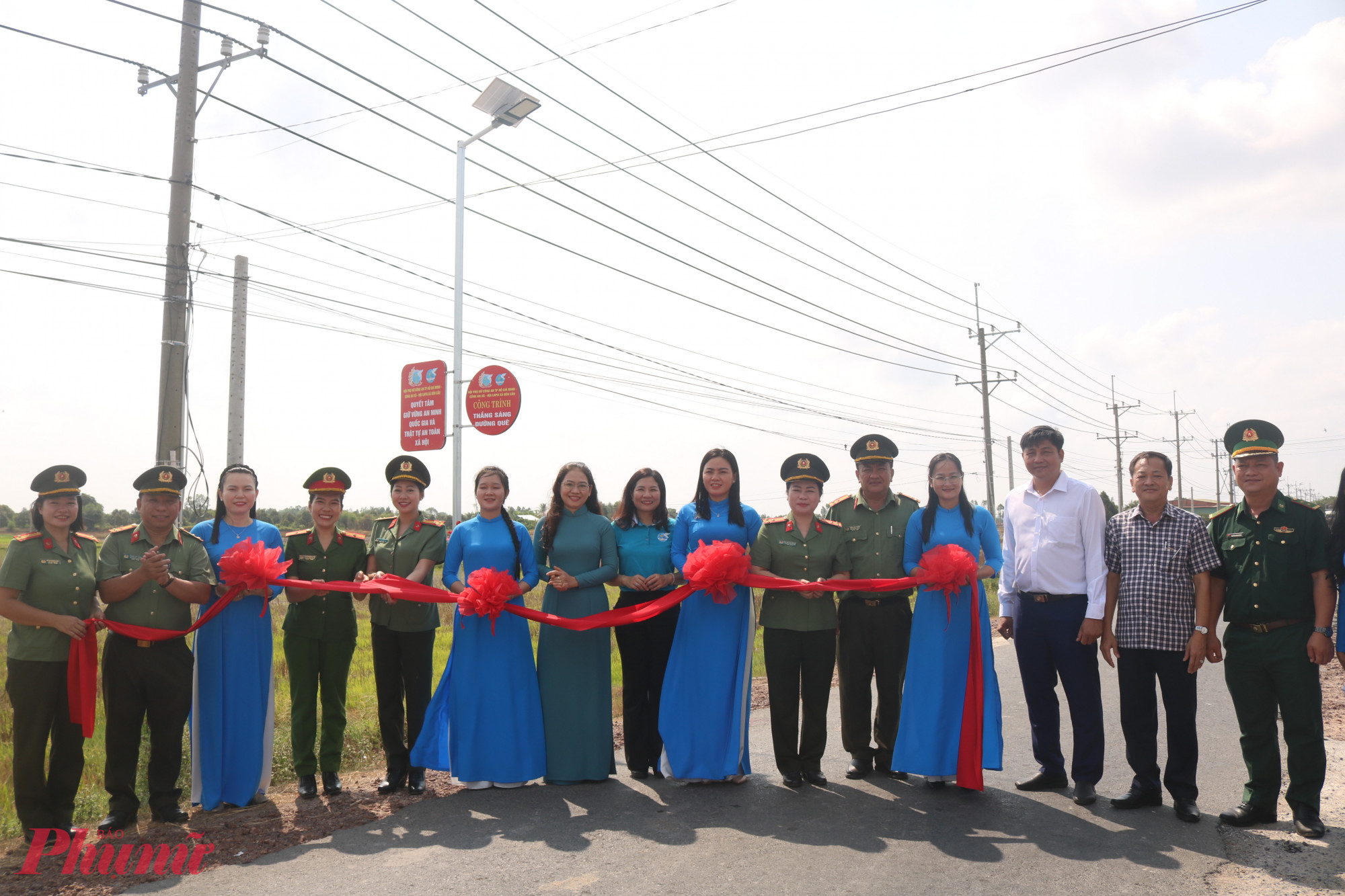 Đại biểu thực hiện nghi thức khánh thành công trình “Thắp sáng đường quê” - Ảnh: Mẫn Nhi