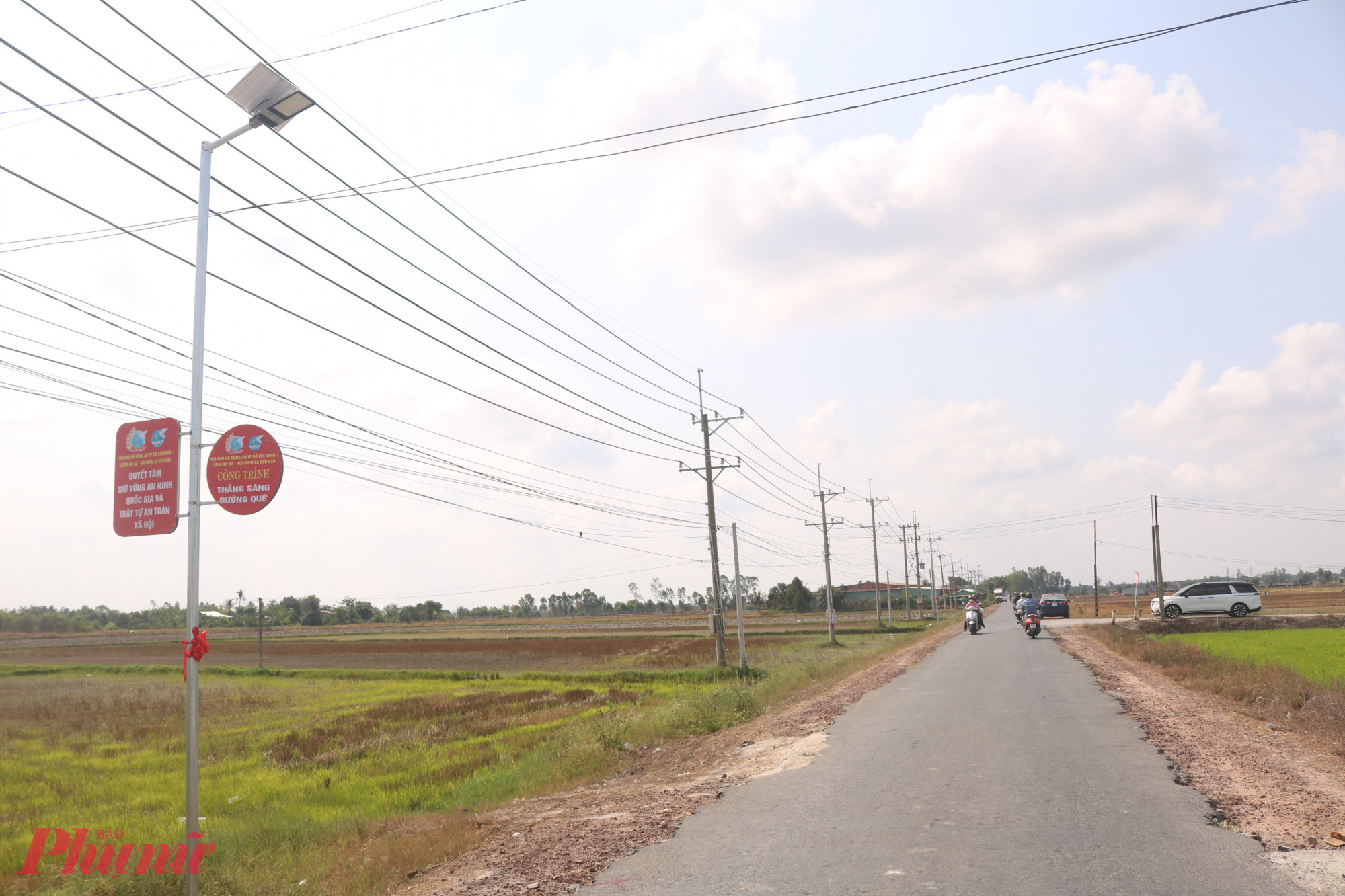 Hệ thống đèn năng lượng mặt trời được lắp đặt trên tuyến đường quê thuộc ấp Thuận Đông, xã Bến Cầu - Ảnh: Mẫn Nhi
