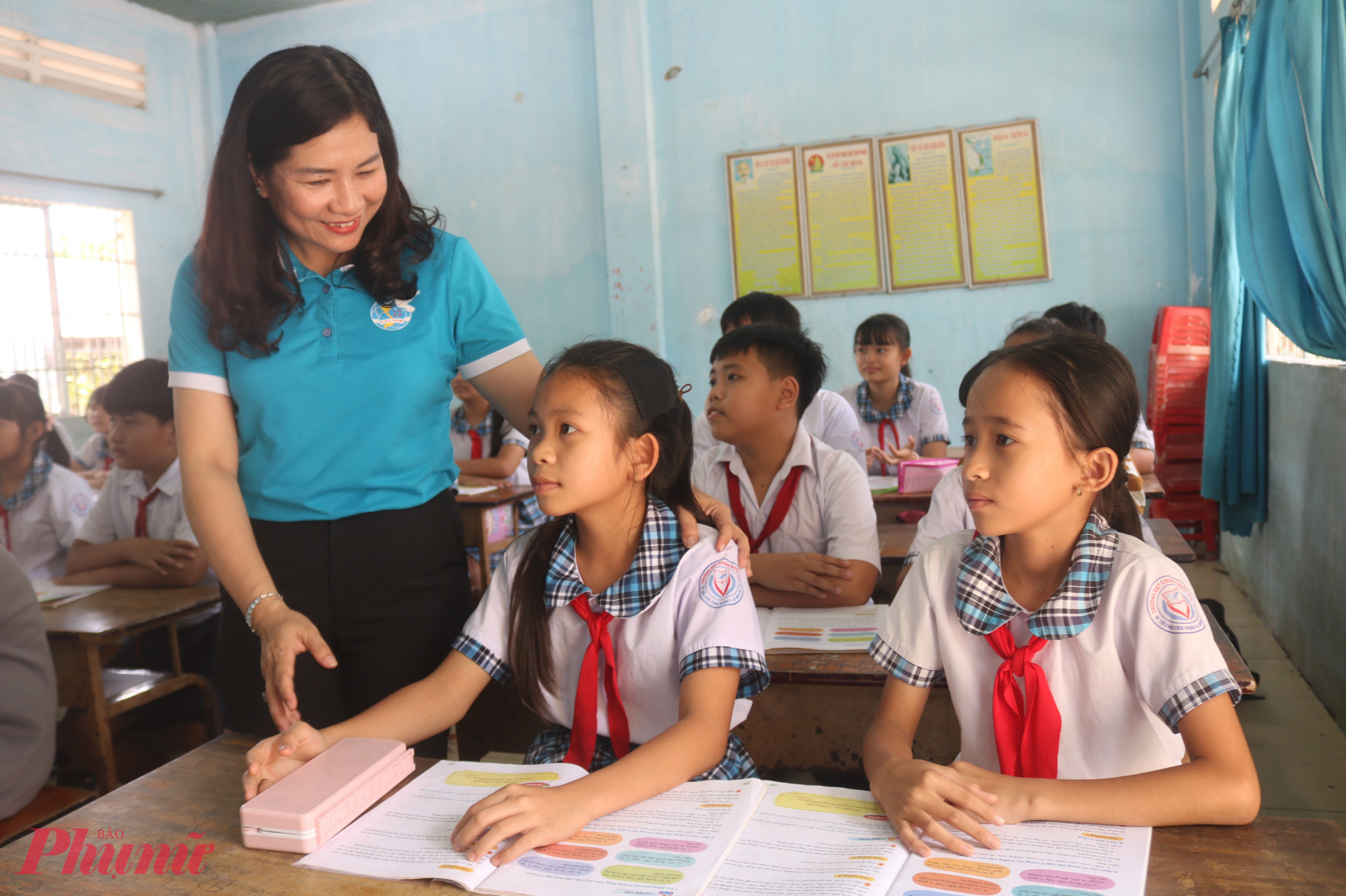 Bà Nguyễn Thị Ngọc Linh – Phó chủ tịch Hội LHPN TPHCM – trò chuyện, động viên các em học sinh Trường Tiểu học Tiên Thuận B - Ảnh: Mẫn Nhi