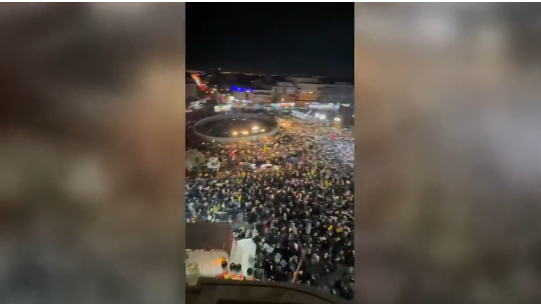 Iran trưng bày tên lửa đạn đạo tại cuộc biểu tình ủng hộ chế độ ở Tehran. Ảnh: IRIB / Telegram 