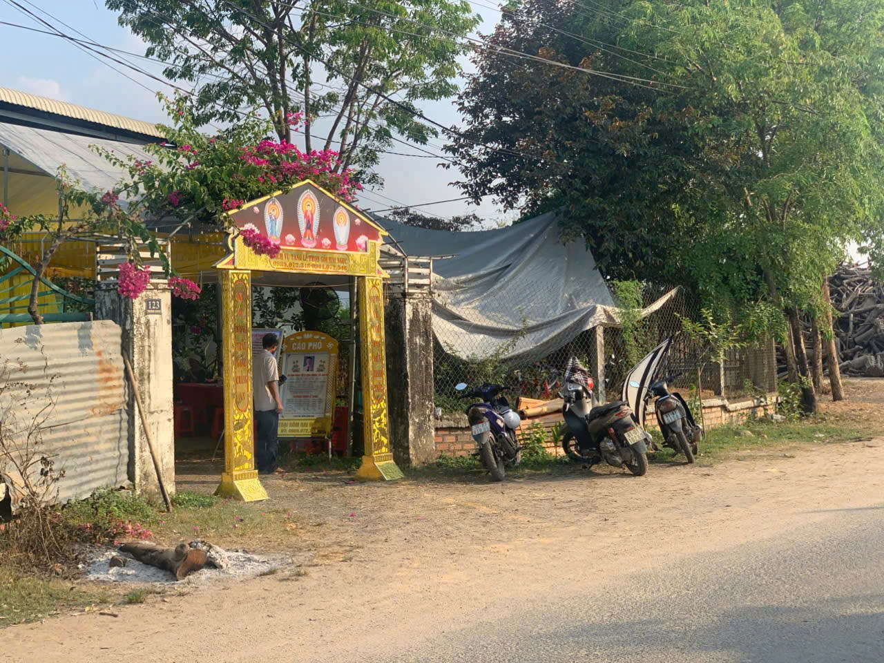 Gia đình tổ chức hậu sự cho nạn nhân V.T.T. - ảnh: Người dân cung cấp