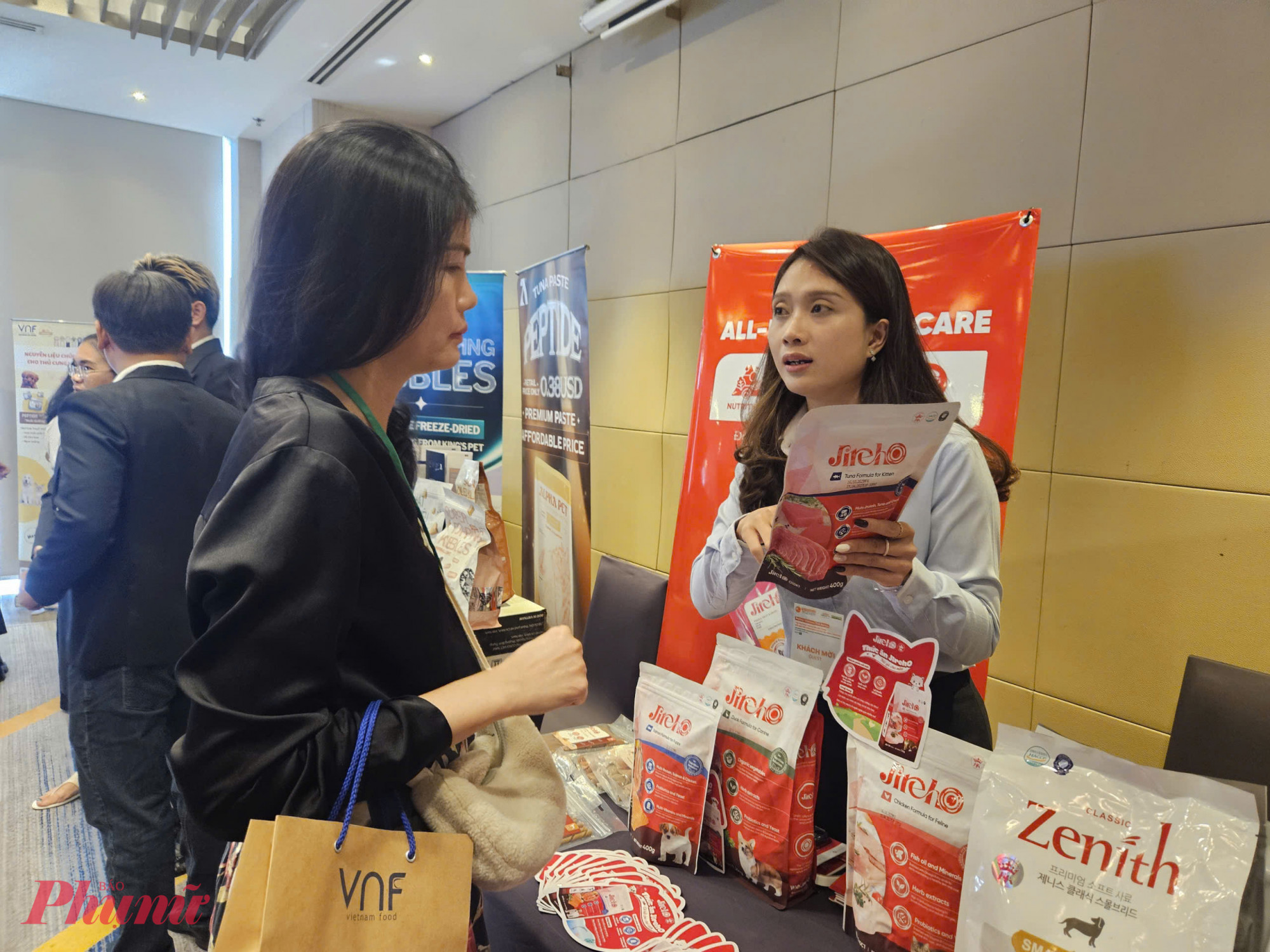 Người trẻ sẵn sàng bỏ tiền triệu mỗi tháng để mua đồ chăm sóc thú cưng