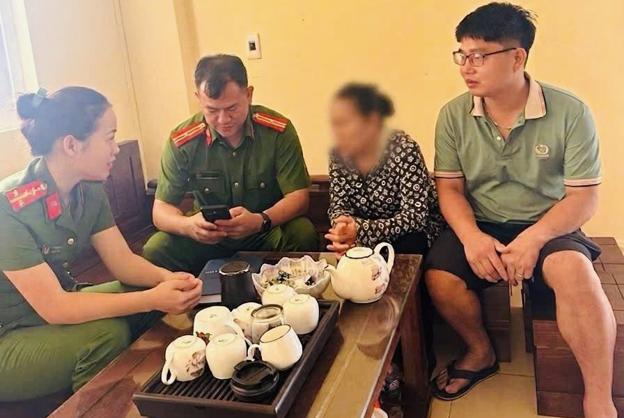 Tài xế Phước (ngồi bên phải) cùng nạn nhân tại cơ quan công an - Ảnh công an cung cấp