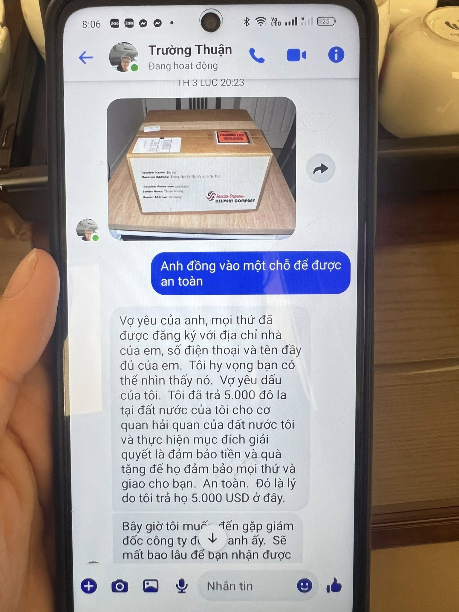 Tin nhắn tặng quà mà bạn trai người nước ngoài gửi cho người phụ nữ - Ảnh công an cung cấp