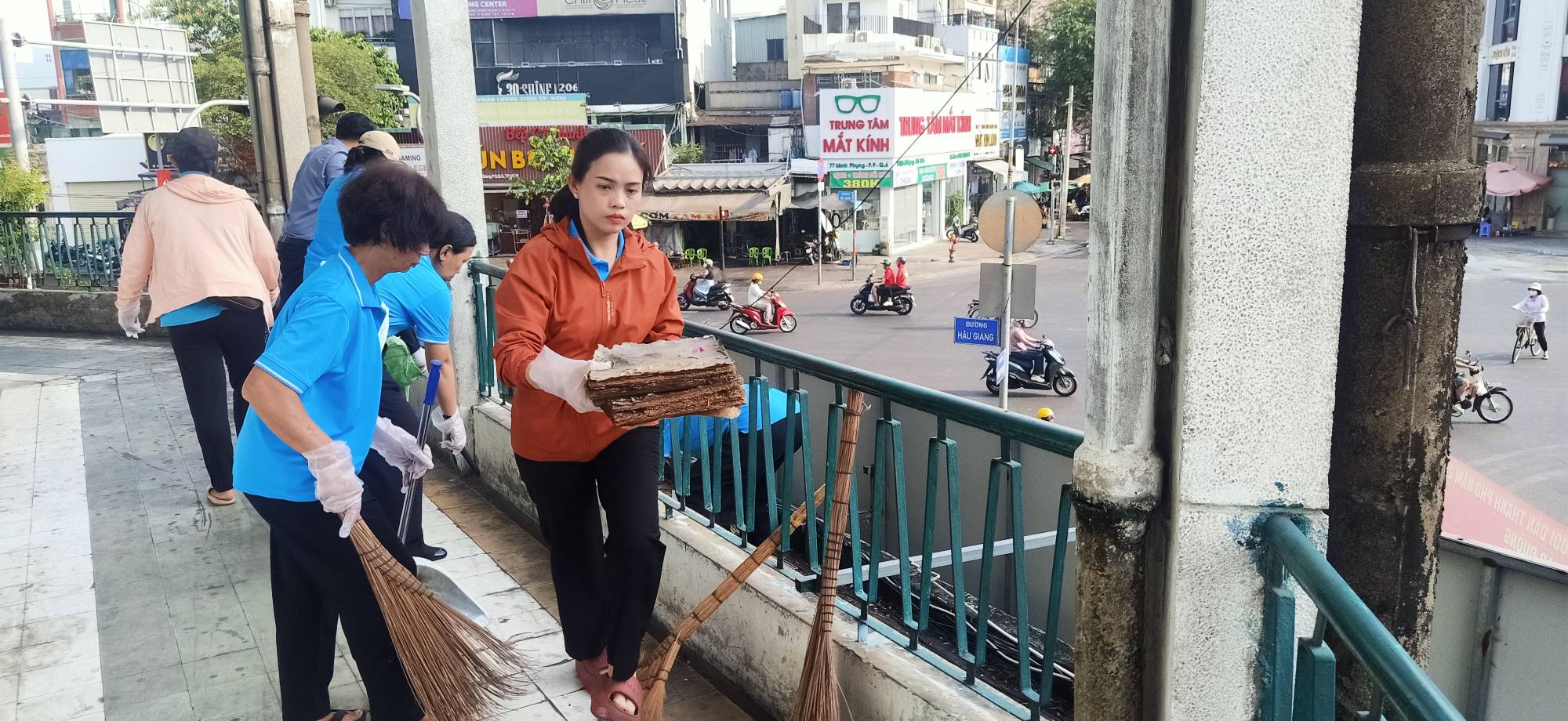 Cán bộ, hội viên phụ nữ phường Bình Tây tham gia tổng vệ sinh, rồng cây xanh, góp phần xây dựng môi trường sống xanh - sạch - đẹp, an toàn và văn minh, nghĩa tình tại khu chung cư 