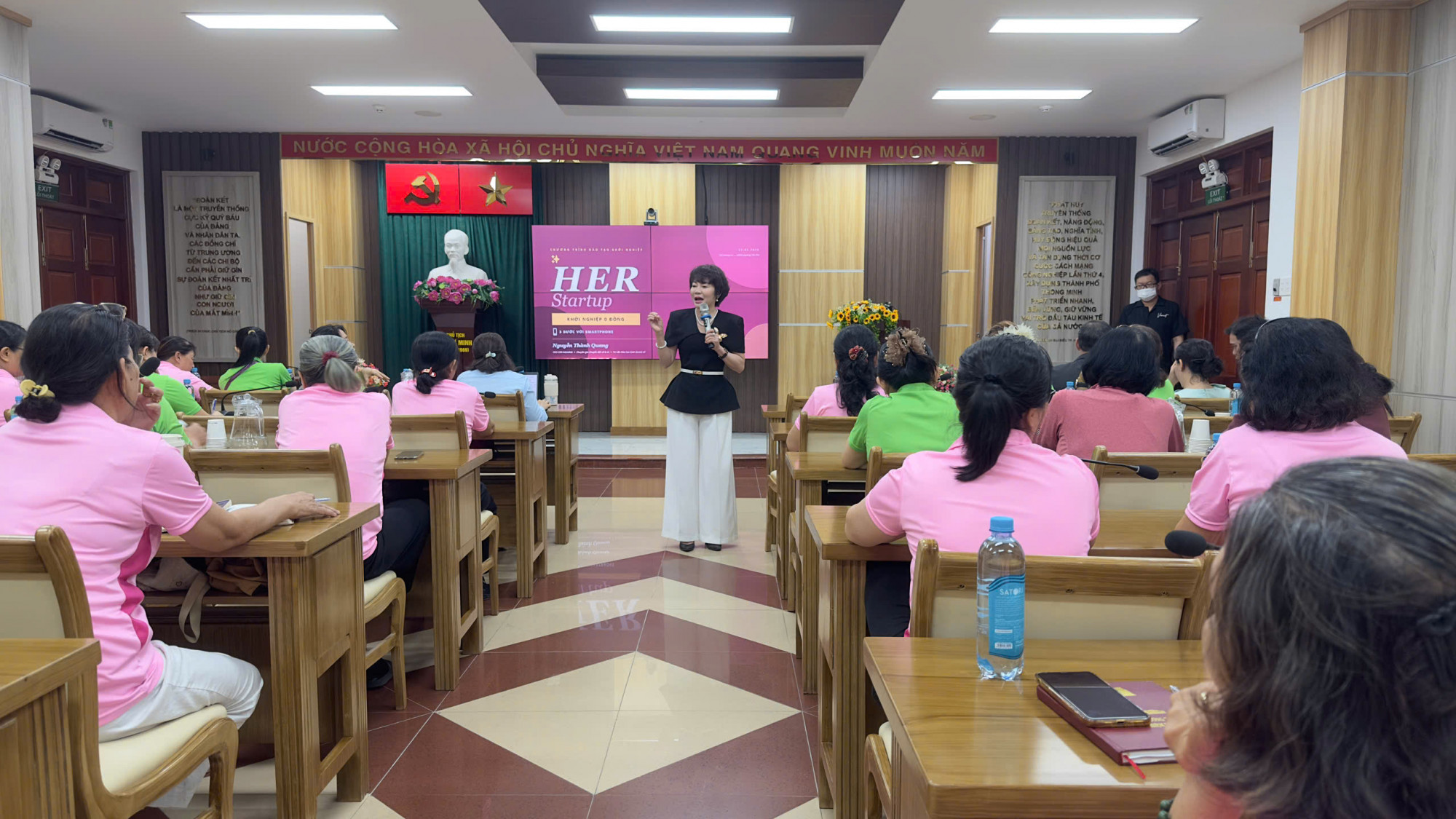 Quang cảnh chương trình đào tạo kỹ năng bán hàng do Hội LHPN phường Tân Phú phối hợp tổ chức 