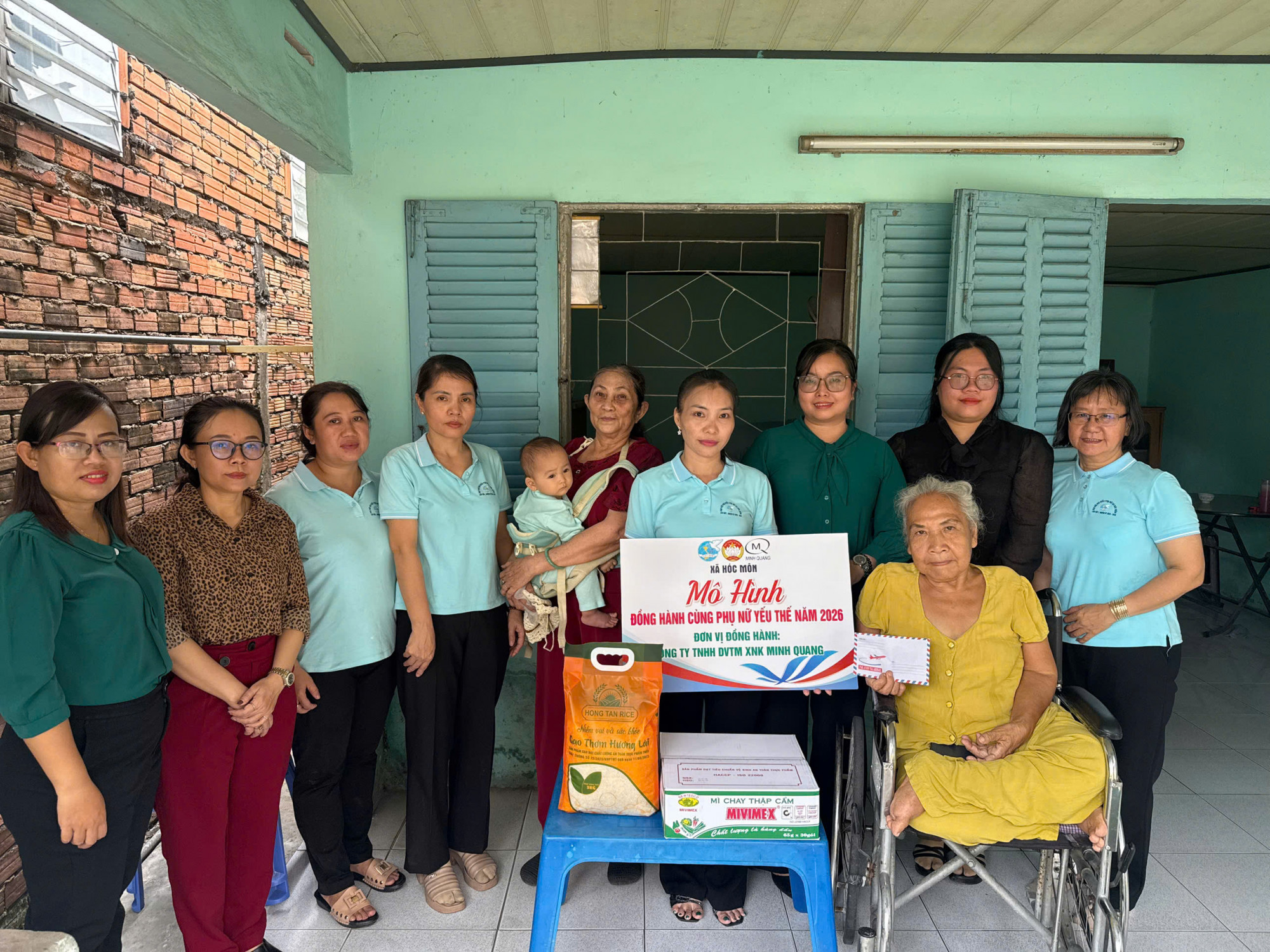 Hội LHPN xã Hóc Môn cùng các đơn vị đến thăm và tặng quà cho phụ nữ khó khăn từ mô hình 