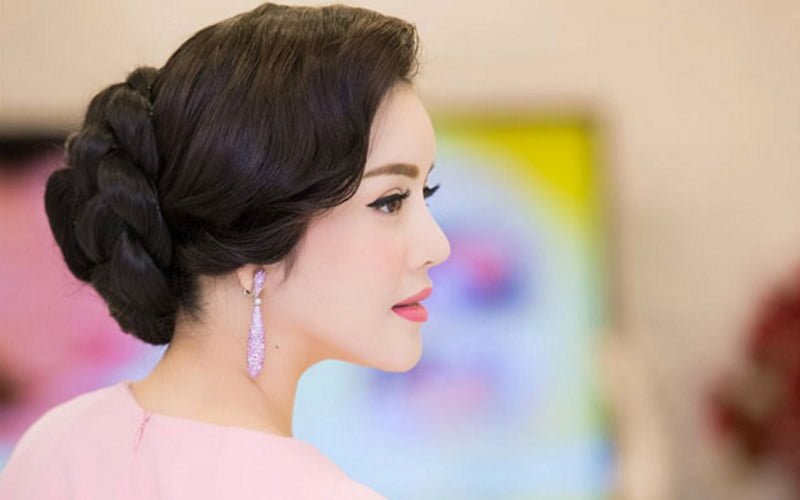 Tóc búi tháp mang lại vẻ sang trọng, trẻ trung cho phụ nữ trung niên - Ảnh: mạng xã hội