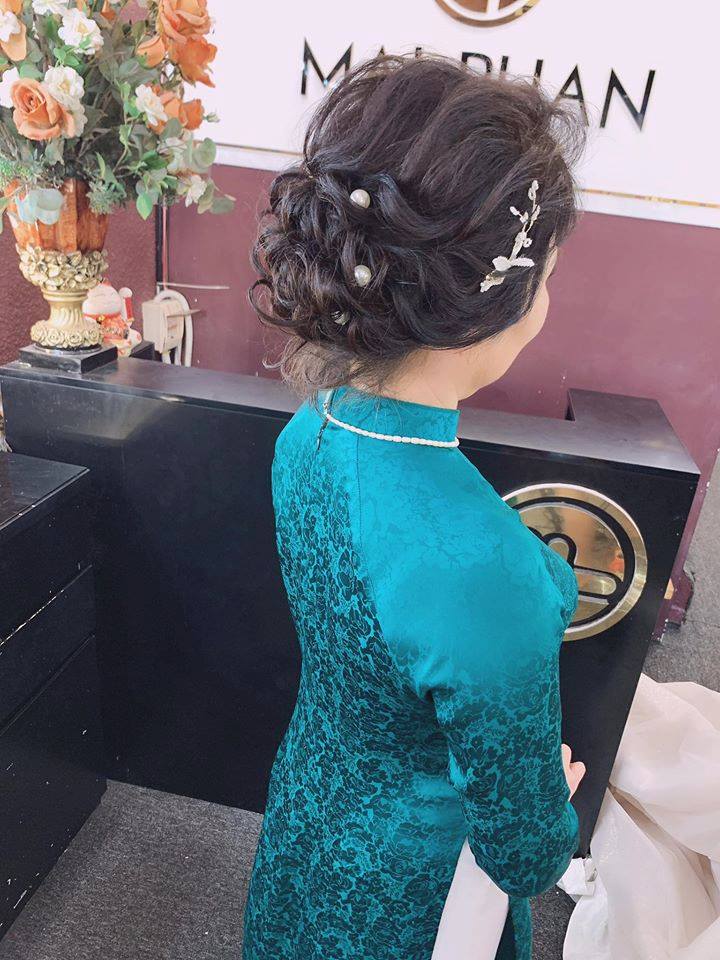 Tóc búi nơ, đính kết phụ kiện giúp phụ nữ trung niên làm mới diện mạo trong nhiều dịp - Ảnh: mạng xã hội