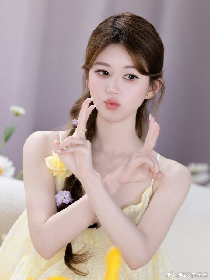 Để tránh nhàm chán, nữ diễn viên còn phá cách với những họa tiết hoa điểm xuyết như một phụ kiện của trang phục