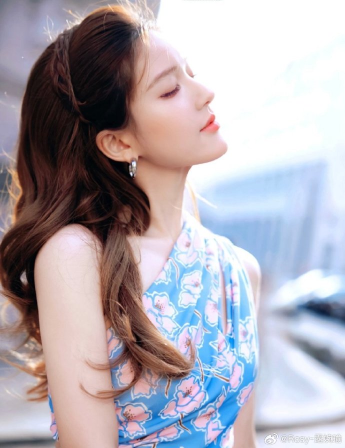 Nhan sắc trong trẻo và làn da trắng ngần giúp nữ diễn viên phù hợp với nhiều phong cách thời trang đa dạng.