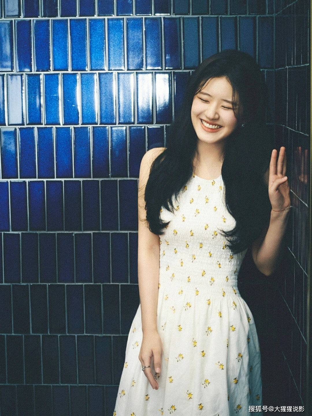 Trong cuộc sống đời thường, nữ diễn viên cũng thường xuyên khoác lên mình những bộ cánh họa tiết hoa đa dạng, tôn lên nét đẹp ngọt ngào của chính mình