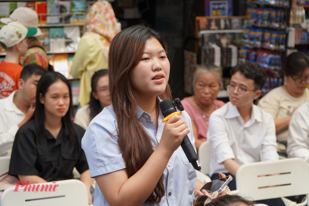 Không chỉ lắng nghe, người đọc chủ động tương tác, từ đó mở ra nhiều góc nhìn mới qua từng câu hỏi.