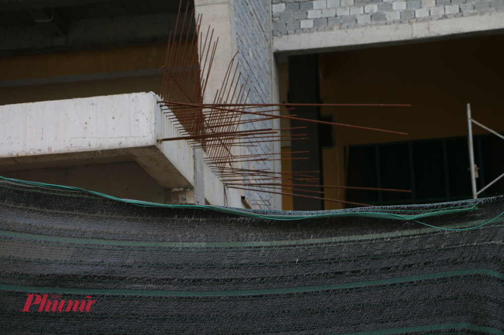 Quan sát tại hiện trường phóng viên nhận thấy nhiều hạng mục tại công trình này vẫn còn dở dang không kịp hoàn thành trước dịp lễ 30/4 