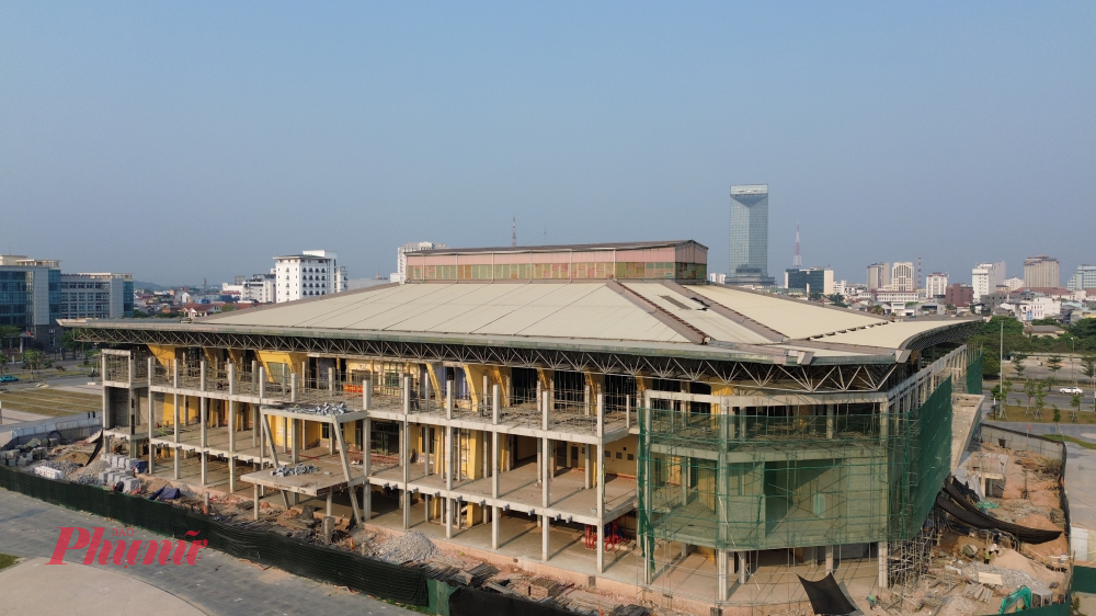 Ông Hoàng Việt Cường - Chánh Văn phòng UBND TP. Huế xác nhận, công trình bị chậm tiến độ, chưa thể đưa vào sử dụng đúng dịp lễ lớn sắp tới.