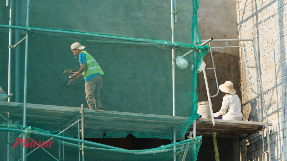 Mỗi ngày, tại dự án này, nhà thầu huy động khoảng 100 công nhân cùng nhiều máy móc, thiết bị tổ chức thi công liên tục nhằm đẩy nhanh tiến độ.