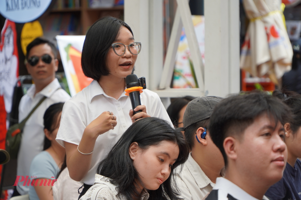 Người đọc đặt câu hỏi về những chương sách được kể 