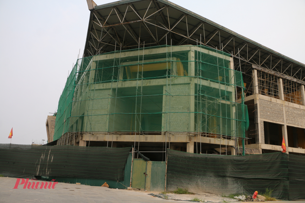 Do gặp một số khó khăn khách quan và phát sinh điều chỉnh thiết kế trong quá trình thi công, đơn vị thi công đã đề xuất gia hạn tiến độ hoàn thành đến ngày 30/5/2026.