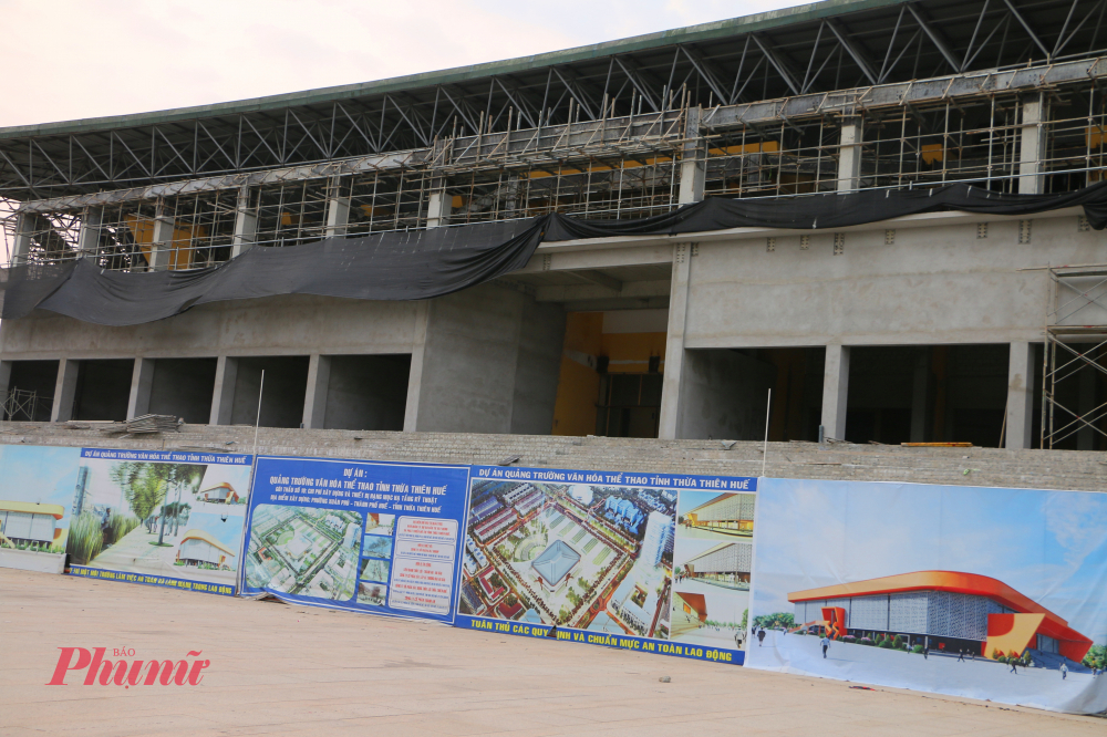 Tại công trường, còn nhiều hạng mục dang dở, đặt ra áp lực lớn về tiến độ tập trung chủ yếu ở công trình nhà thi đấu.