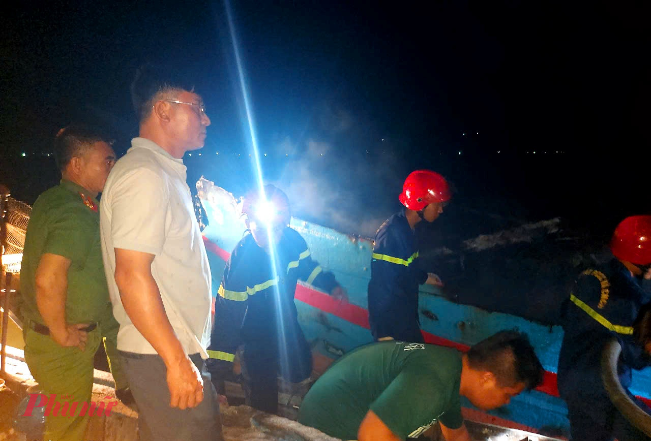 Nỗ lực cứu tàu cá bốc cháy giữa đêm khuya