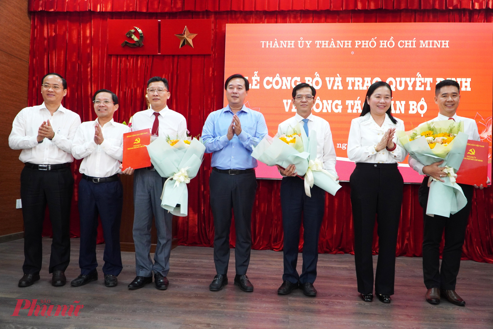 Phó Bí thư Thường trực Thành ủy TPHCM Lê Quốc Phong cùng các đồng chí trong Ban Thường trực Đảng uỷ các cơ quan Đảng TPHCM chúc mừng các nhân sự mới - Ảnh: Trang Nguyễn 