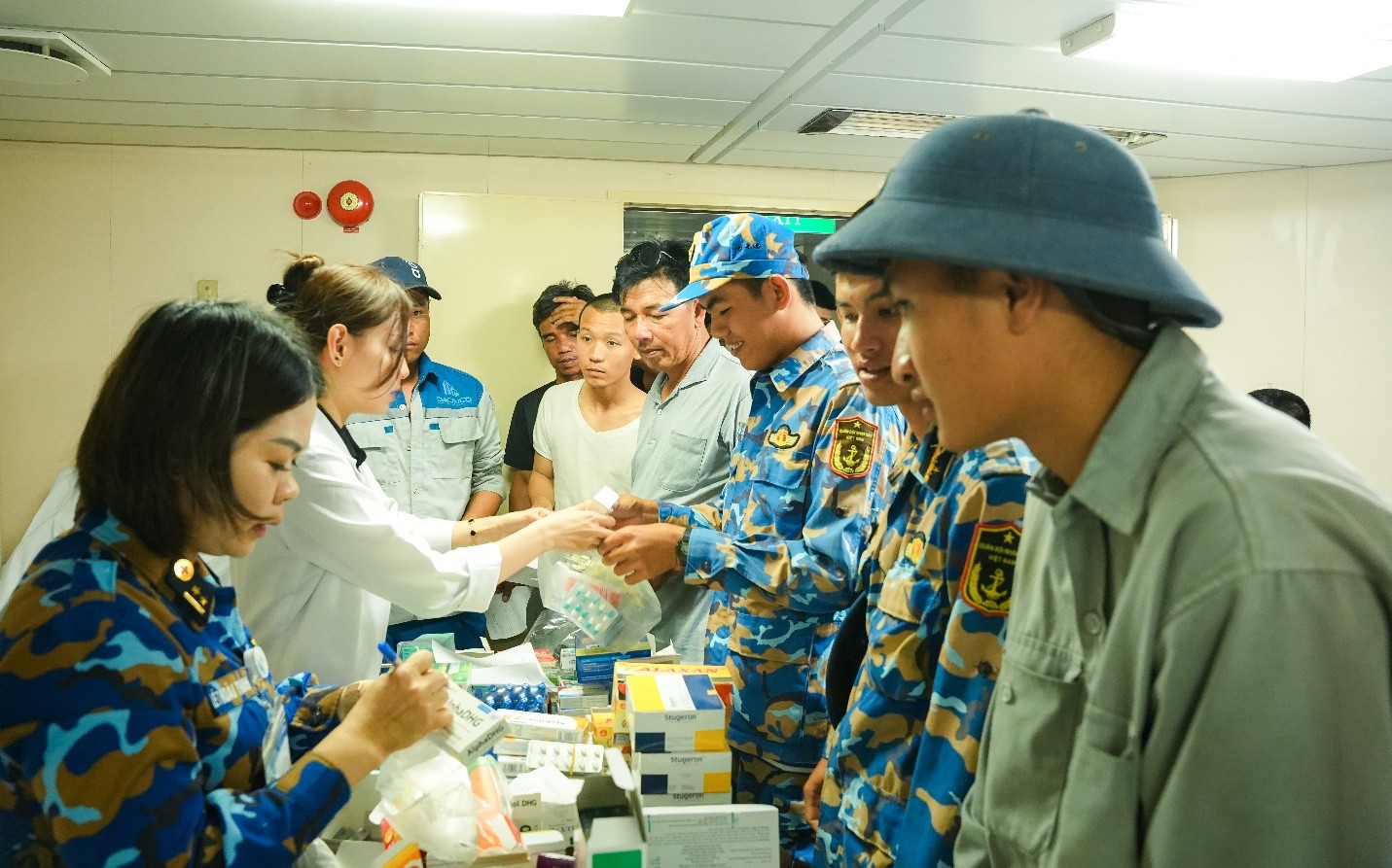 Nhân viên y tế phát thuốc, thực phẩm bổ sung cho các lực lượng, ảnh Minh Khoa