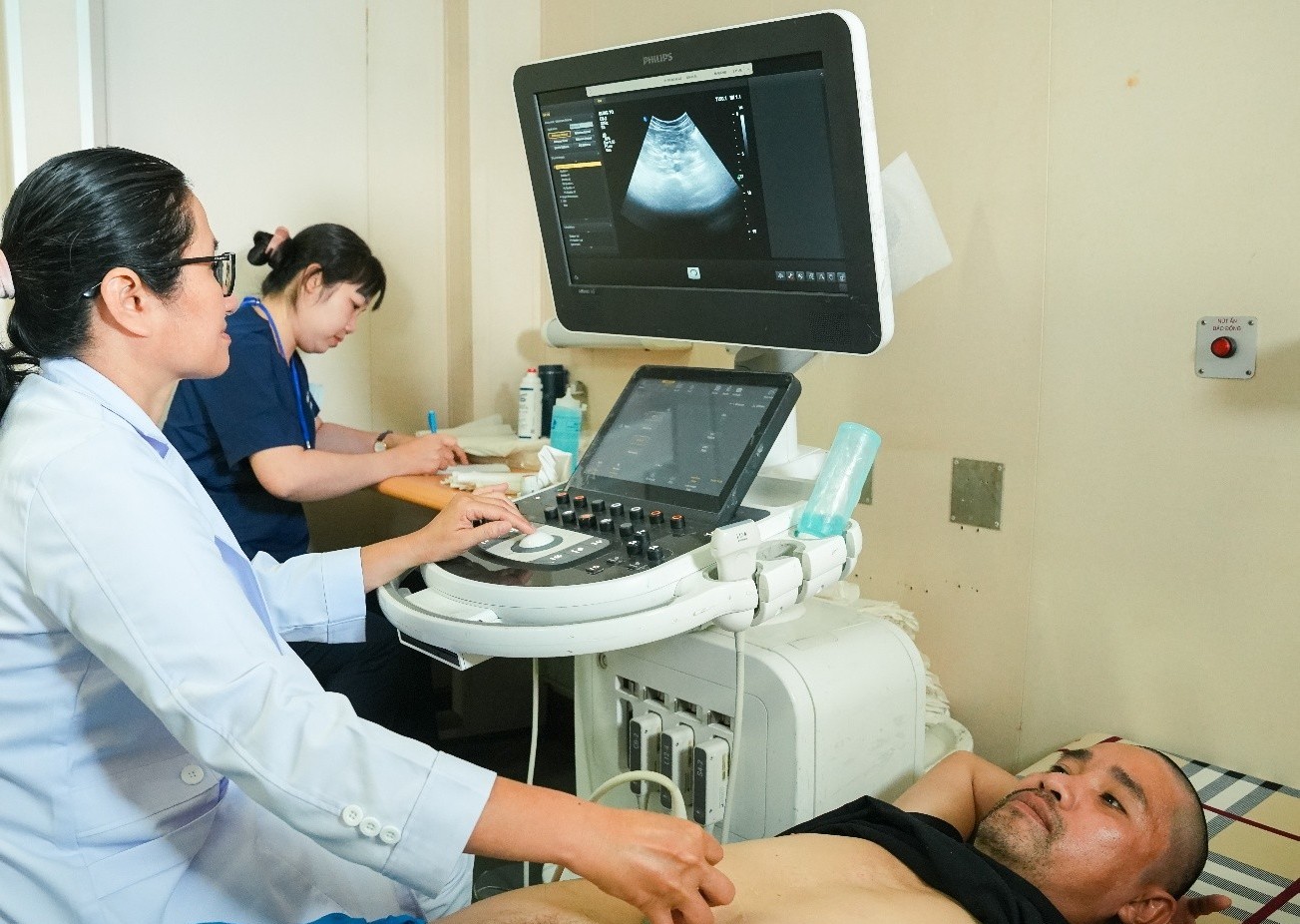 Các bác sĩ khám sức khỏe cho người dân tại Đặc khu Trường Sa, ảnh Minh Khoa