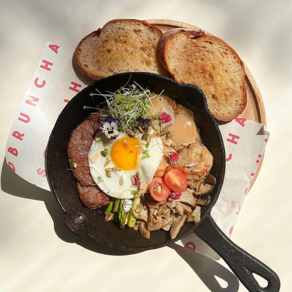 Quán brunch này chuyên phục vụ các món ăn châu Âu được bài trí theo phong cách Việt. Những món nổi tiếng nhất của quán hầu hết là các món nướng: cube croissants, cronuts, cruffins, donuts…