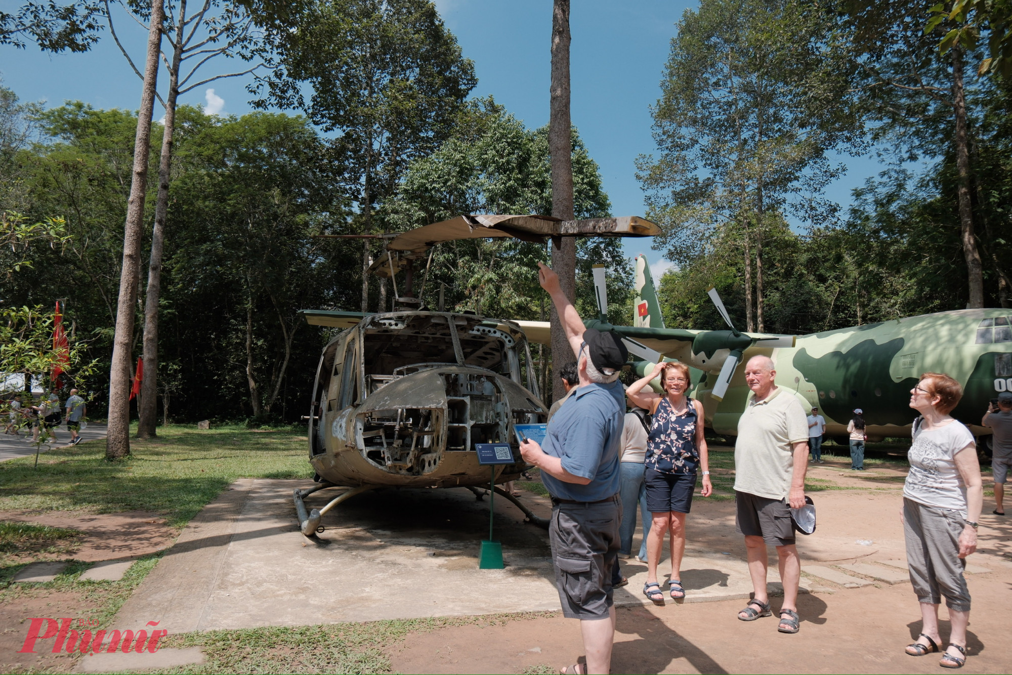 Củ Chi phù hợp cho những ai thích không gian xanh và yên hơn trung tâm. Ngoài địa đạo nổi tiếng, khu vực này còn có nhiều khu sinh thái, vườn trái cây, câu cá… Không khí thoáng, nhiều cây nên dễ chịu hơn vào những ngày nắng. Có thể đi nửa ngày hoặc kết hợp ăn uống, nghỉ ngơi nhẹ.