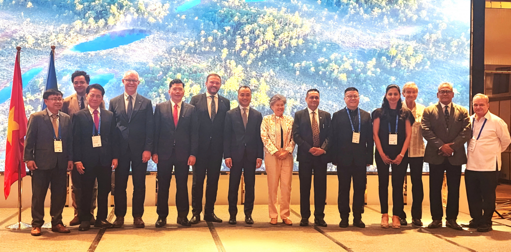 Các đại biểu cùng chụp ảnh lưu niệm