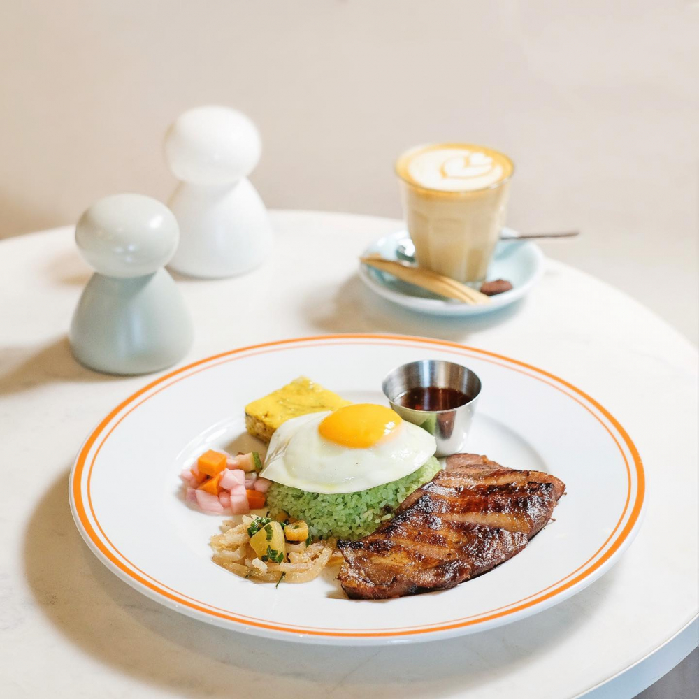 Tuy các món ăn tại Godmother được nhiều người khen ngợi bởi cách bài trí đẹp mắt nhưng khẩu vị lại khá nhạt đối với người Việt. Cũng vì lý do đó, các món tại quán brunch này có thể là lựa chọn lý tưởng cho các bạn đang ăn kiêng hoặc chuộng vị thanh đạm. Cơm Tấm là một trong những món rất đặc biệt bạn nên thử tại Godmother. Món cơm tấm tại đây vừa giữ được hương vị truyền thống từ cải chua, bì, tóp mỡ, vừa mang đến hương vị mới lạ của thịt heo iberico và cơm xanh chế biến từ rau chân vịt.