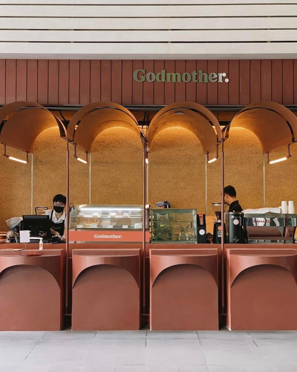 Godmother Bake & Brunch (70B Lê Lợi, phường Bến Thành) nổi bật với tông màu chủ đạo hồng và xanh rêu, vô cùng thích hợp để các bạn trẻ chụp hình “sống ảo”. Đặc biệt, quầy order của quán được thiết kế độc đáo mà cũng rất sang trọng, mô phỏng các quầy check-in tại sân bay Tây phương vào những năm 70 - Ảnh: @godmother