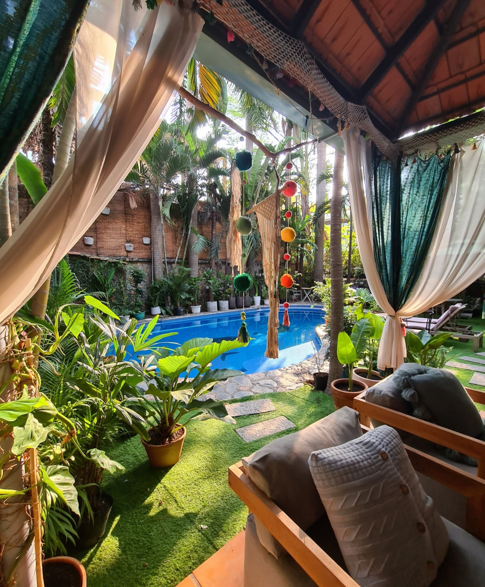 L’Herbanyste (Số 215E4, đường Nguyễn Văn Hưởng, phường An Khánh) là một quán brunch sân vườn thuần chay tọa lạc giữa lòng thành phố. Không gian tại quán nổi bật bởi sự rộng rãi và thoáng đãng với hồ bơi và khu ăn uống ngoài trời - Ảnh: @L’Herbanyste