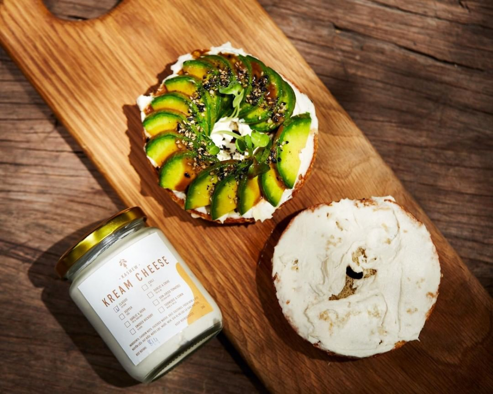 Thực khách khi đến Kashew Cheese Deli chắc chắn sẽ có những trải nghiệm thú vị với những sản phẩm phô mai làm từ thực vật nhưng vẫn rất đậm đà với nhiều sự lựa chọn. Món ăn mà bạn nên thử khi đến quán là Kashew Paninis được làm từ phô mai Kashew Liquid Mozz đặc trưng chỉ có tại quán - Ảnh: @kashewcheese