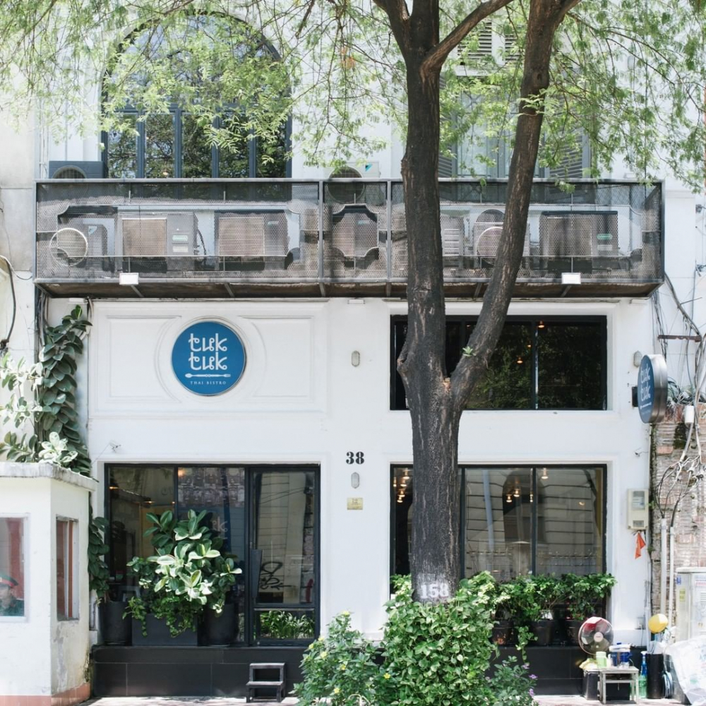 Nếu bạn đã quá nhàm chán với các món Âu hay món Hàn và muốn “đổi gió” bằng những món Thái thì Tuk Tuk Thai Bistro sẽ không làm bạn thất vọng. Không gian tại Tuk Tuk bài trí có phần đơn giản với tông màu chủ đạo là xám trắng và đen. Tuy nhiên, chính phong cách thiết kế đó lại giúp tôn lên sắc đỏ, vàng đặc trưng của các món ăn Thái, mang đến sự sinh động cho bữa ăn của khách hàng.  - Ảnh: @tuktukthaibistro