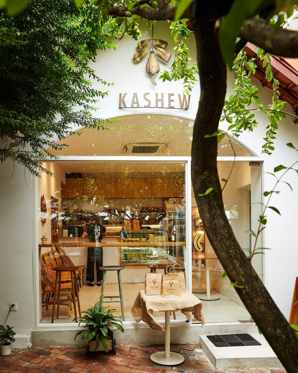 Kashew Cheese Deli cũng là một quán brunch bạn nên thử nằm tại 14 Trần Ngọc Diện, phường An Khánh. Với tông màu be và trắng ngà chủ đạo, quán mang đến cảm giác trong lành và thoải mái. Thêm vào đó không gian ngoài trời được bao bọc bởi màu xanh của cỏ cây, tạo cảm giác rất đỗi bình yên. Đặc biệt quán còn thiết kế bàn ăn xung quanh hồ nước nhỏ tạo nên trải nghiệm thi vị cho thực khách khi đến dùng bữa tại đây - Ảnh: @kashewcheese