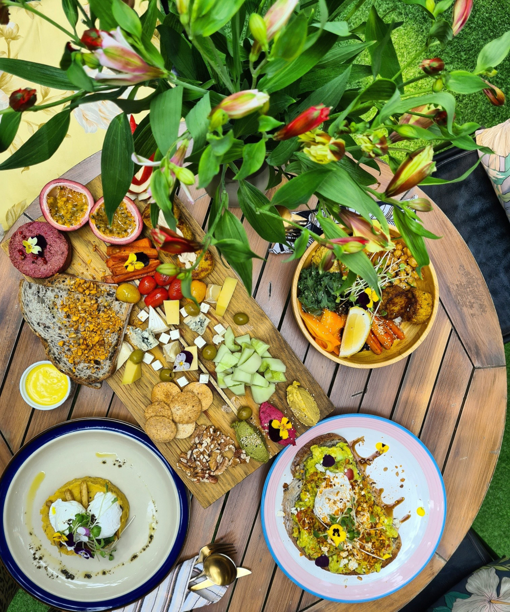 L’Herbanyste có thể thay đổi cách nhìn của bạn về món chay khi các món ăn tại đây được chế biến vô cùng sáng tạo và được bày biện hết sức tinh tế. Thực đơn của quán cũng rất đặc biệt với một mục riêng được gọi là “Buddha Bowl” với những món ăn dinh dưỡng có tính chất chữa lành không chỉ về thể chất mà còn cả tinh thần - Ảnh: @L’Herbanyste