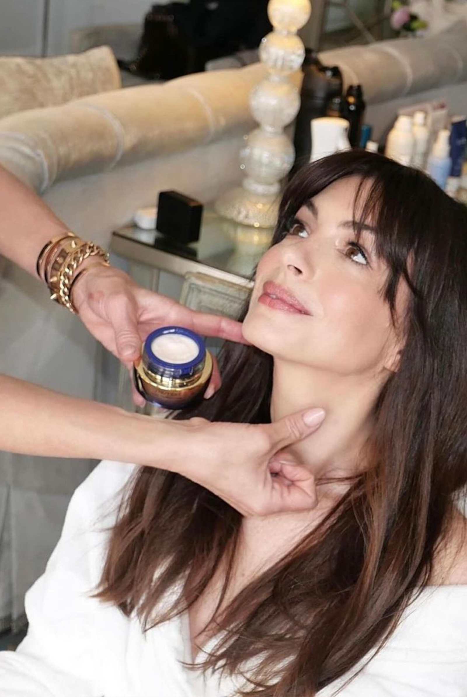 Để đẩy lùi lão hóa, Anne Hathaway quan trọng bước dưỡng ẩm cho da mỗi tối - Ảnh: Vogue