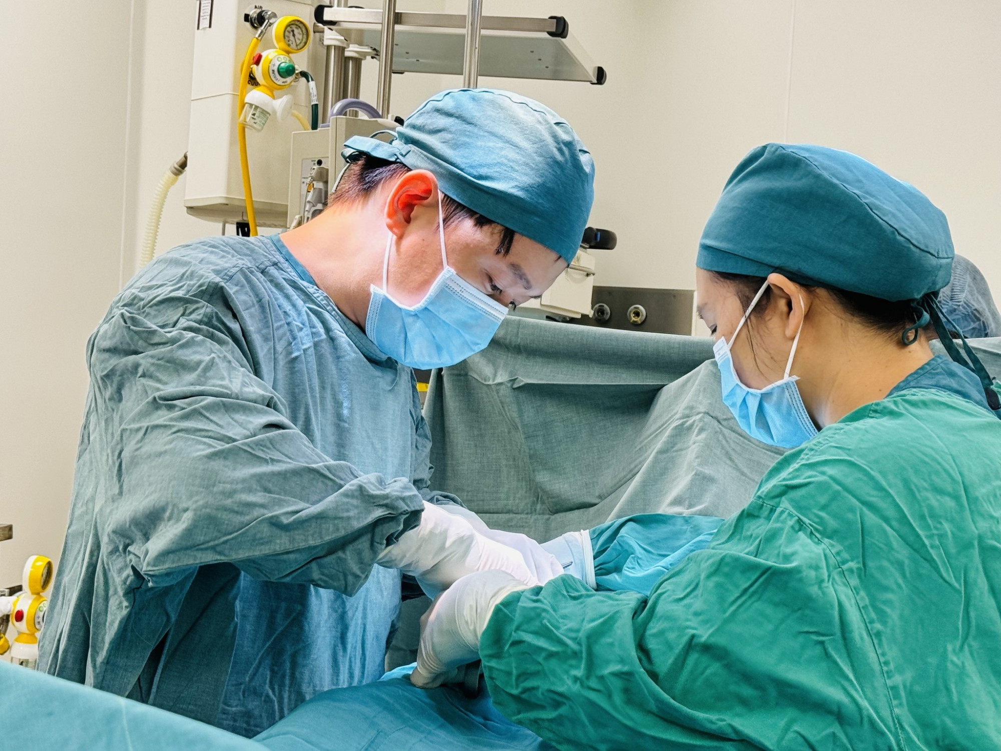 Ê-kíp bác sĩ phẫu thuật cho bệnh nhi, ảnh BVCC