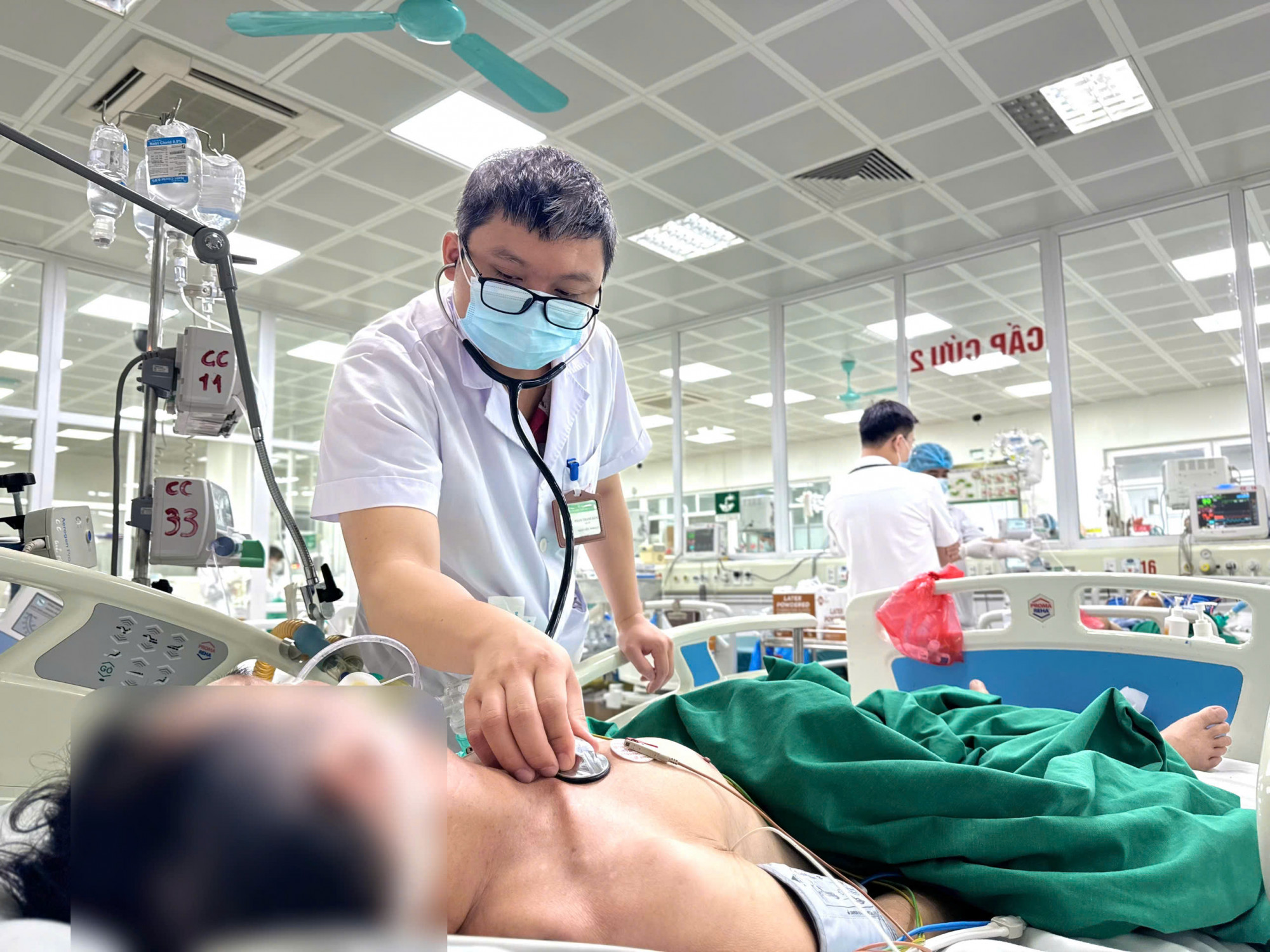 Một bệnh nhân cúm B gặp biến chứng nặng tại Bệnh viện Bệnh Nhiệt đới Trung ương - ảnh: Thanh Sơn