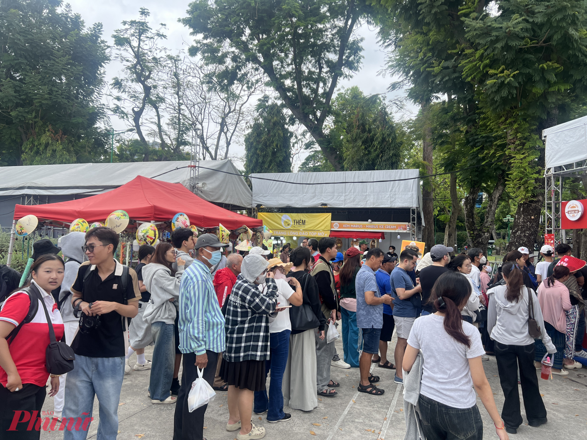 Theo ghi nhận, lễ hội quy tụ 167 gian hàng, giới thiệu đa dạng các loại bánh mì từ truyền thống đến biến tấu như bánh mì thịt, chả, bánh mì cá hộp, bánh mì chay… Nhiều thương hiệu quen thuộc tại TPHCM góp mặt như bánh mì Cụ Lý, bánh mì Tăng, bánh mì Tuấn Bảy Kẹo, Huỳnh Hoa, cùng các thương hiệu hiện đại.