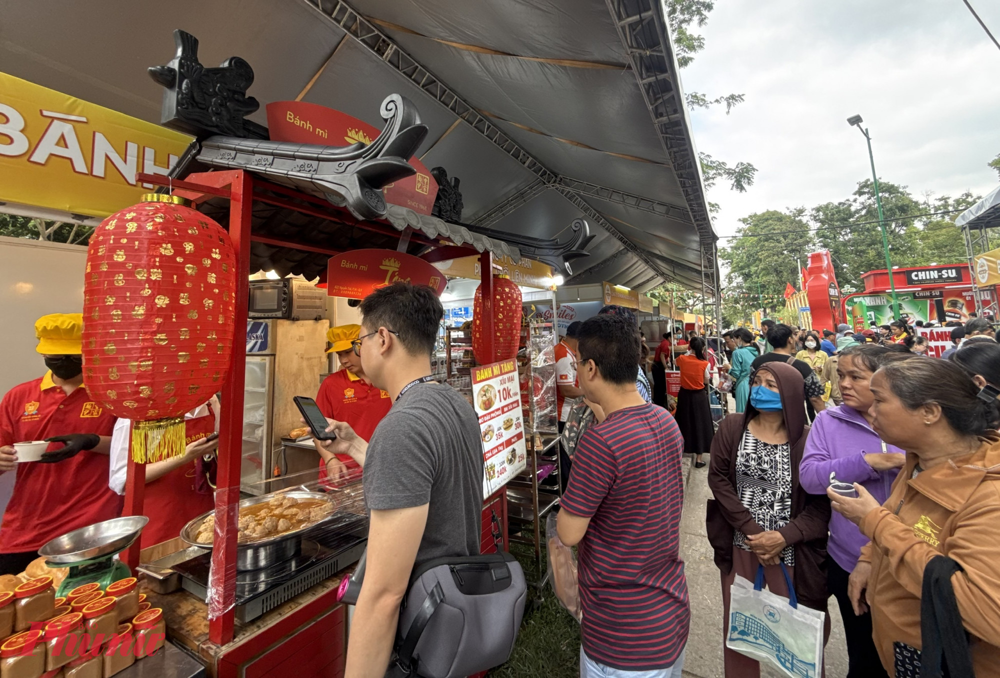 Không gian xanh mát của công viên cùng không khí sôi động đã biến lễ hội trở thành điểm đến hấp dẫn trong dịp này. Nhiều gia đình và bạn trẻ lựa chọn đến tham quan, vừa thưởng thức ẩm thực, vừa trải nghiệm các hoạt động văn hóa.  Bà Phan Thị Mai Ly (huyện Bình Chánh, TPHCM) chia sẻ: “Không khí rất nhộn nhịp, vừa có thể ăn uống, vừa cảm nhận rõ nét văn hóa ẩm thực Việt.”