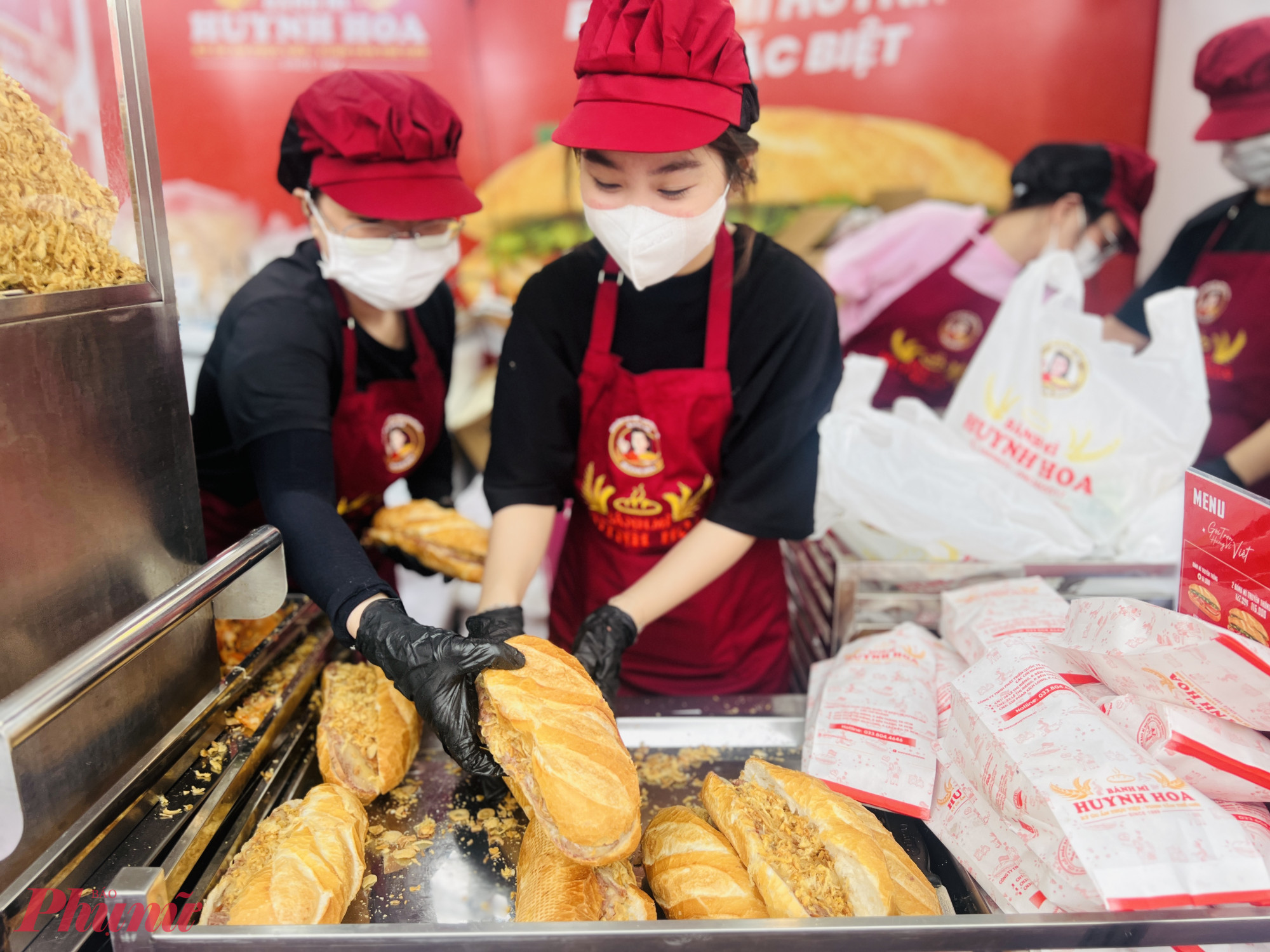 Bánh mì Huynh Hoa ghi nhập hàng dài người xếp hàng chờ mua vào khung 10g sáng.