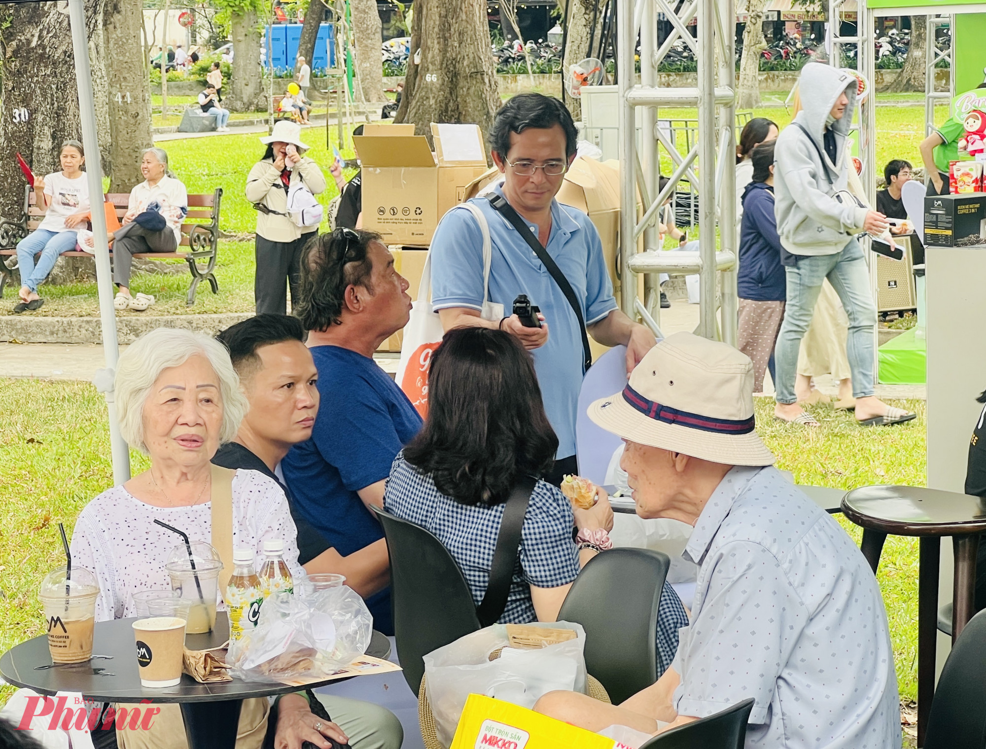 Ngoài không gian bán bánh mì, Lễ hội cũng có các khu vực kinh doanh cà phê, các món ăn bánh mì,...