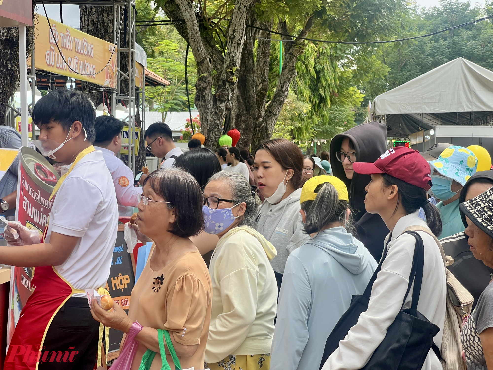 Theo bà, công tác đảm bảo an toàn vệ sinh thực phẩm được đặt lên hàng đầu, với 100% đơn vị tham gia phải đáp ứng đầy đủ điều kiện theo quy định và được kiểm tra, giám sát xuyên suốt thời gian diễn ra lễ hội.